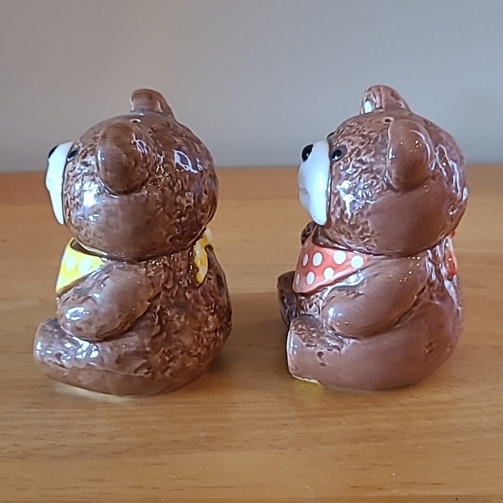 OTAGIRI Vintage 1983 Brown Bears Wearing Bandanas Salt and Pepper Shaker Set - Picture 4 of 16